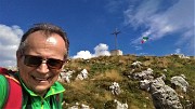 01 In vetta al Monte Venturosa (1999 m), salito dall'insolito versante occidentale